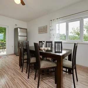 apartment-ugrina.hotels-in-trogir.com/
